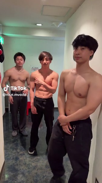 筋肉トレーニングの男たちが集結！