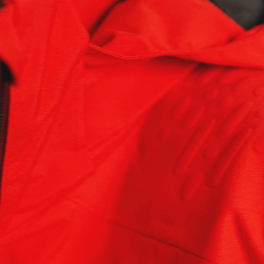 Nova sezona, nove meje. Najnovejša tehnologija v smučarski opremi ti daje tisto prednost, ki jo začutiš pri vsakem zavoju – več stabilnosti, več nadzora, več užitka. Od lažjih čevljev do odzivnejših vezi in smuči, ki berejo teren namesto tebe – to je prihodnost na snegu. ⛷️ Odkrij, kaj prinaša letošnja tehnološka revolucija. | KOALA Ski Boot Lab | Facebook