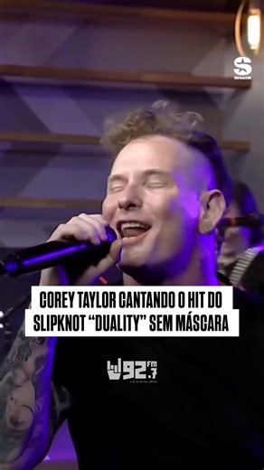 RÁDIO 92.7 FM on Instagram: "Corey Taylor cantando o hit do Slipknot “Duality” sem máscara. Momento raro e intenso que mostra a potência da voz de Corey fora do visual clássico da banda. 🤘 #coreytaylor #slipknot #rock #music"
