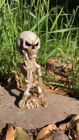 Middle Finger Skeleton Statue – 7.3" Funny Bone Skull Decor, Gothic Flipping The Bird Figurine for Halloween, Office Prank & Dark Humor Collectibles