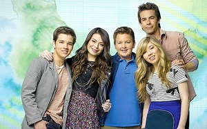 Elenco de iCarly se reúne em foto durante gravações do revival; veja