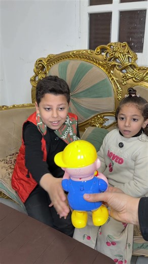 ‏مرات ابوها رفضت تجبلها فانوس رمضان زى ابنها