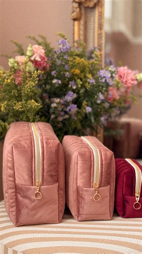 Magalie Arold on Instagram: "Voici une partie des commandes de trousses de toilette cousues qui sont prêtes à partir chez vous. Un travail minutieux et beaucoup d’amour dans chaque l’une d’entre elles 💌 Et la bonne nouvelle c’est que vous aussi vous pouvez les coudre ! Le Kit Couture Trousse de Toilette est disponible sur le site (Lien en bio) si vous préférez réaliser ce magnifique projet vous-même ou l’offrir à une amoureuse du fait-main 🧵 🎄 La livraison avant Noël est garantie uniquement p