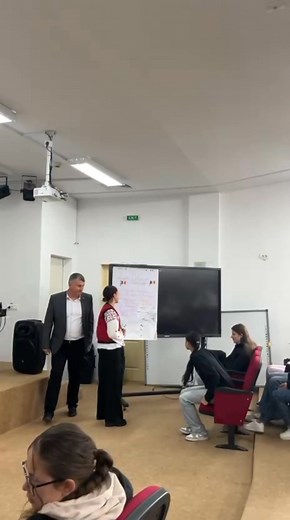 Ziua Dobrogei a prins viață astăzi în aula Liceului Tehnologic Topolog, unde o parte a elevilor impreuna cu Costache Constantin - profesor de istorie in cadrul liceului, au transformat o zi obișnuită într-o lecție autentică de identitate și apartenență. 👉🏻Evenimentul a debutat cu intonarea Imnului României, un moment puternic, trăit în picioare de toți elevii, urmat de prezentarea domnului profesor de istorie Costache Constantin, care le-a vorbit copiilor despre semnificația acestei zile pentr