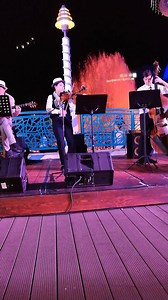 今晚喺湖畔噴泉旁由Hong Kong Gypsy Jazz Collective 帶大家渡過了不一樣的爵士樂晚上! 下星期六(11月17日)有香港爵士樂壇最具代表性嘅幾位音樂人包以正、羅尚正、恭碩良及曾德康組成嘅包以正樂團，表演即興創作、節奏輕快嘅爵士樂，6:30後免費入場，約定你！ *遊人可於晚上6:30至11:00免費入園。活動期間只開放食尚水都、海龍王餐廳、水都餅店以及海濱禮品廊。而公園內之其他動物設施、機動遊戲和景點將不會開放。 What’s better than to enjoy jazzy night with Hong Kong Gypsy Jazz Collective at the Lakeside Chill of Ocean Park? Join us next Sat (17 November)! You will be taken back by the fast tempo, instrument virtuosity and stunning improvisation of Hong Kong’s most in-demand names in jaz