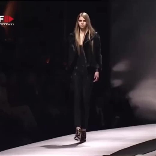 Hana Soukupova's Memorable Walk at Versace Fall 2003