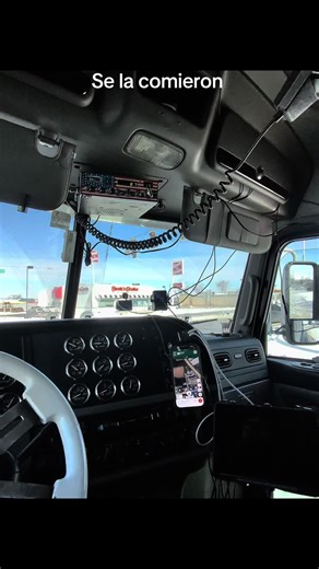 👻La Cabra 🐐 Nocturna 💨💨💨 (@azubachi)’s video of human centipede eating scene