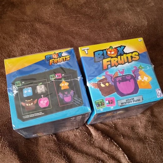 Отримали Blox Fruits Deluxe Mystery Plush Series. Незабаром розпаковка і розіграш коду. Замовити можна на сайті: https:// miamiatoys.com МІСТЕРІЯ: Містить один таємничий фруктовий плюш. ВИСОКА ЯКІСТЬ: високоякісний міцний матеріал із детальною вишивкою та яскравими кольорами. КОДИ DLС:у вас є шанс отримати фізичний DLС (коефіцієнт 1:1) або як фізичний, так і постійний DLC (коефіцієнт 1:4), ЗБЕРІТЬ ЇХ УСІ: Ви можете зібрати Є різних фруктів! СЕРІЯ 1: Почніть свою колекцію Вlox Fruits сьогодні! ОФ