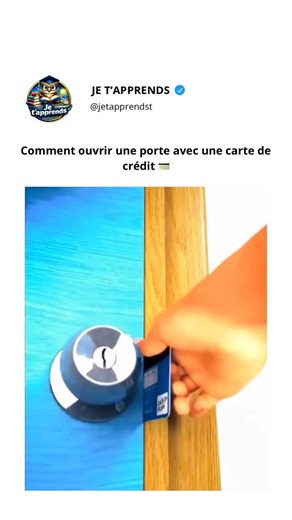Je t’apprends on Instagram: "Prends une carte rigide (carte de crédit, carte de fidélité ou même une vieille carte bancaire, idéalement un peu flexible mais pas trop molle). Glisse la carte dans l’interstice entre la porte et le cadre, juste au niveau du loquet (la partie métallique qui rentre dans le cadre quand la porte est fermée). Pousse la carte bien à plat et avance-la doucement jusqu’à sentir qu’elle touche le loquet biseauté. Ensuite, incline légèrement la carte vers le bouton de porte (
