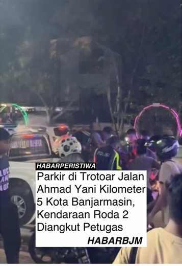 Sebuah kendaraan roda dua diangkut petugas lantaran tak menggubris teguran larangan tak boleh parkir maupun menaruh motor di atas trotoar. Penertiban kendaraan itu dilakukan di Jalan Ahmad Yani Kilometer 5 Kota Banjarmasin saat malam pergantian tahun 2026.