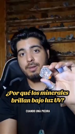 Minerales Chilenos🇨🇱 on Instagram: "Algunos minerales parecen normales a simple vista… pero bajo luz ultravioleta revelan colores completamente distintos. Esto se llama fluorescencia, y ocurre cuando ciertos elementos dentro del mineral absorben energía UV y la devuelven en forma de luz visible. Por eso un mismo mineral puede verse diferente con UV de onda larga y onda corta, cambiando incluso de color. No es magia ni tratamiento artificial: es física y química actuando dentro del cristal. La 