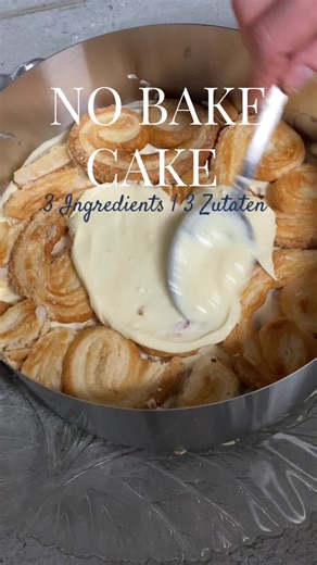 Fauler Napoleon Kuchen ohne backen und super lecker.💛💖 Du benötigst: 500 g Macarpone 1 Dose gezuckerte Kondensmilch 3 Packungen Cuorino Italienisches Blötterteiggebäck (je Packung 225g) Die Creme solange rühren bis keine Klumpen da sind. Achtung etwas Gebäck für die Krümmel Verziehrung lassen. 💛💖 #nobakecake #nobake #cake #backen #recipe