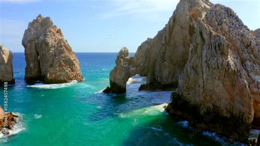 El Arco de Cabo San Lucas es una formación rocosa icónica en Baja California Sur, México, donde se unen el Océano Pacífico y el Mar de Cortés.