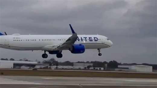 Moment when United Airlines landing gear breaks upon landing in Orlando