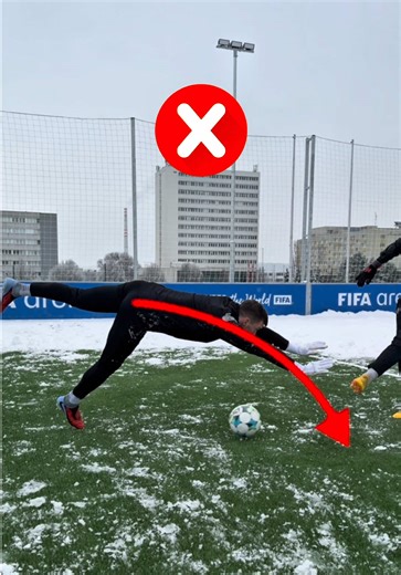 Read caption👇 ❌| Push is not directly to the ball but it is an arc ✅| Push is directly to the ball (attack) Follow me for more goalkeeper tips ⚡️ Use exclusive codes to boost your game: 🧤 @KEEPERsport code FILIP10 for 10% off 💪 @Complex code FILIP10 for 10% off #goalkeeper #keeper #goalkeeping #goalkeepertraining #goalkeepers