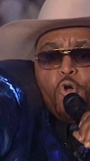 Twenty-four years ago today, the Class of 2001 was inducted into the Rock & Roll Hall of Fame featuring: Solomon Burke, Michael Jackson, The Ritchie Valens, Steely Dan, Paul Simon, Queen, Johnnie Johnson, The Flamingos starring Terry Johnson, James Burton, Chris Blackwell, and Aerosmith. To close out the night, Solomon Burke, Kid Rock, and several other artists rocked out to "Everybody Needs Somebody to Love," pulling a few lucky audience members on stage to join them for the performance! 🤘 | R