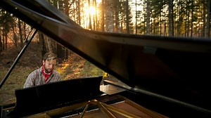 Classical pianist Hunter Noack brings music to wildfire victims in Gates
