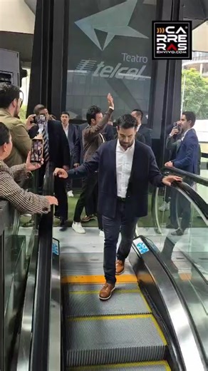 ¡Por algo es el ídolo mexicano! 😻 La afición de la CDMX se entregó por completo a Checo Pérez. El pueblo mexicano respalda al nuevo piloto de Cadillac. | Carreras en Vivo