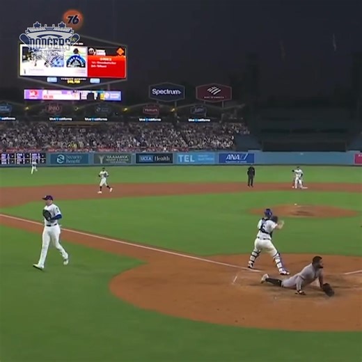 Heliot Ramos ran through the stop sign… and paid the price! 🚫🏃‍♂️💥 Dodgers cut him down at the plate to stop the bleeding in the 5th. Still trailing 5-1, but a much-needed out to keep the game within reach. 👀⚾️ VIA: @sportsnetla #Dodgers#HeliotRamos #MLB #PlayAtThePlate | Dodgers Nation