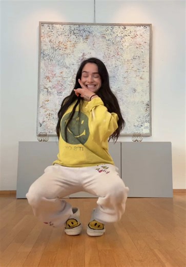 a friendly reminder that it costs zero dollars to smile 😋 dc: @James #fyp #dance #CHACHI