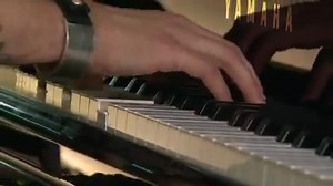 Optisch hart, aber akustisch gaaanz sanft - der Pianist Benjamin Richter bringt bei #joiz alle Herzen zum Schmelzen: → http://www.joiz.de/news/benjamin-richter-check-in ← | joiz Germany
