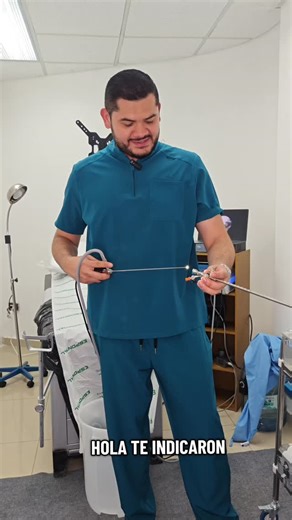 La cistoscopia es un procedimiento médico que permite examinar el interior de la vejiga y la uretra introduciendo un cistoscopio, un tubo delgado con una luz y una cámara o lente en el extremo, a través de la uretra. Se usa para diagnosticar y, en algunos casos, tratar problemas como tumores, cálculos o agrandamiento de la próstata, y puede implicar tomar una muestra de tejido para su análisis. Citas: 7779-0235 | Dr.Ricardo García