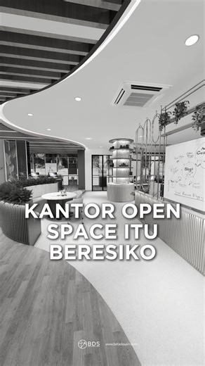 Ingin desain kantor open space yang tetap teratur tanpa menggunakan banyak sekat masif? Gunakan permainan level lantai dan desain ceiling unik untuk menciptakan zonasi visual yang efektif agar antar divisi tetap terhubung namun punya area yang jelas. #BetaInterior #BetaDesignStudio #OpenSpaceOffice #OfficeInterior #TipsInterior