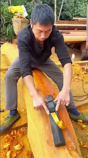 Traditional Woodworking: Smoothing a Log with a Draw Knife