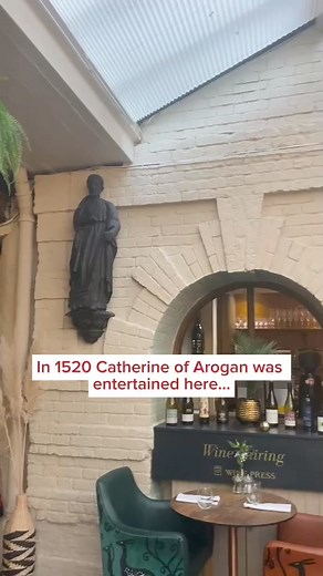 Ever wondered where the oldest hotel is in the UK? 🏨 The Maids Head Hotel in Norwich is among the oldest, dating back 800 years! Emily, our Social Media Assistant, joined tourist guide Paul Dickson, who told us about some of the historical figures that have visited and whether the hotel was haunted 🫨 | EDP 24