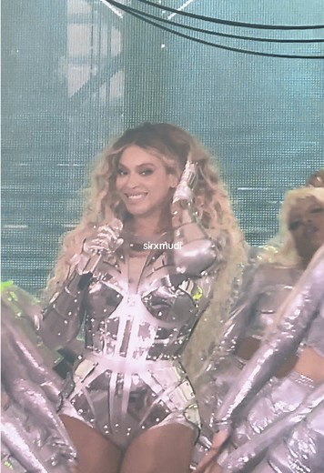 Beyoncé's Alien Superstar Performance in Frankfurt