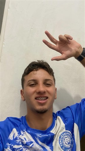 Fellipe Alves 🦅 on Instagram: "Já se sentiu cansado mesmo quando tudo tá andando? Não é falta de força. Não é falta de oportunidade. É a alma pedindo sentido. Eclesiastes 1 nos lembra: rotina sem propósito só desgasta. 🔥 Deus não quer ser um detalhe. Ele quer ser o centro. 📖 Eclesiastes 1 #parte1 #viral #pov #fy #cristão"