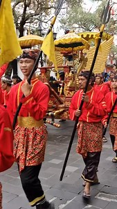 32K views · 10K reactions | Cirebon curi perhatian di Kirab Budaya Jawa Barat. Kirab Budaya menyemarakkan Hari Jadi Jabar ke-80 dilaksanakan 19 Agustus 2025. Tema kirab budaya tahun ini adalah Kerajaan di Jawa Barat. Kirab budaya dimulai dari Gedung Merdeka ke Gedung Sate Bandung.  : tt/lady_zie14 # | Cirebon Banget | Facebook