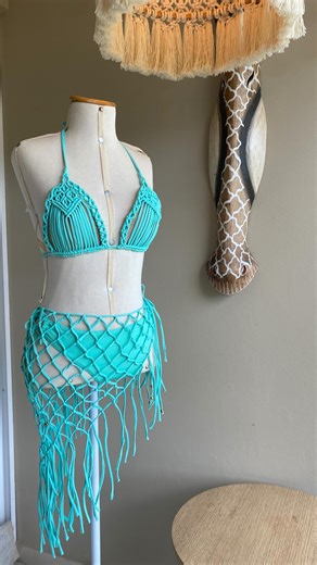 Doraprova on Instagram: "O verão ainda tá aí. E dá tempo de criar a sua própria peça. Esse tutorial do biquíni em macramê funciona sozinho, mas também combina com o chinelo em macramê pra um verão autoral. 🌊🧶 #doraprova #biquinimacrame #verão #macramebrasil #macrame"