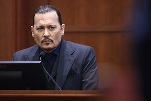 Johnny Depp reacciona a audio de sí mismo gimiendo de dolor tras mezclar drogas