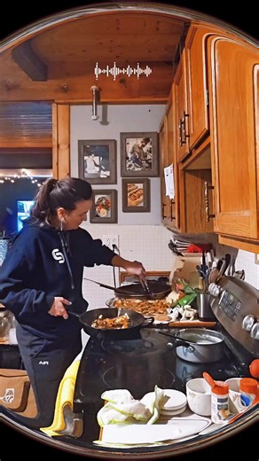 Come meal prep with me!! I have been in no stop motion all weekend for a couple reasons. One big projects are moving so quickly that I need my spaces to be completely organized and ready for action. Second, I am really trying to exhaust myself to sleep, hasn't worked so far but I'm not giving up. Just wrapped up Cabbages Lasagna Bake! #foodie #cookwithme #yummy #healthy #lifestyle