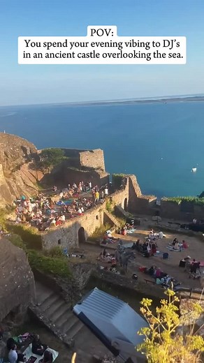 DJs. Sunsets. A 13th-century castle. Need we say more? 👀🎶 Imagine watching the sun melt into the sea from the walls of a centuries old castle, with DJ sets setting the perfect mood ✨ The Mont Orgueil Summer Night Sessions are what sunset dreams are made of. History, horizon views and summer energy all in one magical setting🏰🌊 Trust us, this one deserves a spot on your summer bucket list ✅ #castle #djsets #uniqueexperiences #musicevents #jersey #jerseyci #traveldestinations #travel #discovere