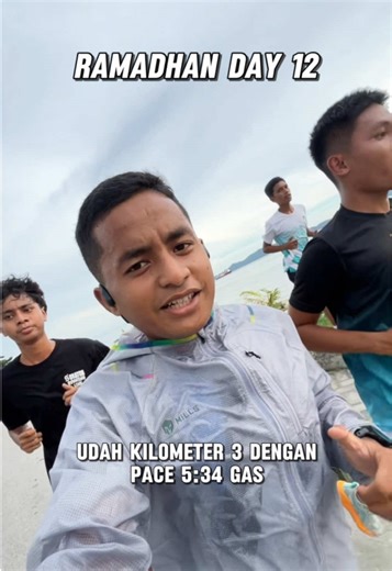 RAMADHAN DAY 12✨💪 Sore di hari ke-12, tetap konsisten dengan program easy run 5 km. Konsistensi adalah kunci. 🎽 : MILLS HOLO WINDBREAKER 🩳 : MILLS BOLTZ TIGHT PANT 👟 : ENERCHARGE M1 🎧 : JETE OPEN FAST @MILLS OFFICIAL @Jete Indonesia #lari #pelarikonten #konsisten #hidupsehat #ramadhanrun