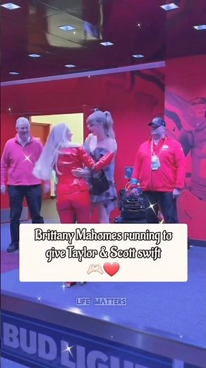 Here's How Taylor Swift Brings LOVE ❤️ Ft.Brittney Mahomes #taylorswift #mahomes #nfl #shorts
