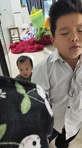 1 tuần liền chỉ vì không biết gấp chăn mà con phải nằm co ro trong thời tiết lạnh . hôm cuối cùng mẹ nhờ cô bảo cô chăm sóc bán trú là cho con đắp chăn trưa nay vì hôm đó trời chuyển rét đậm. Cô bảo vâng nhưng khi chiều đón con cái chăn vẫn nằm im trong túi. Mẹ hỏi con trưa nay sao không đem chăn đắp à con. Con bảo con không dám.và trưa hôm đó con vẫn nằm co ro vì rét Đó là câu chuyện cách đây 1 tuần. Giờ con đã chuyển đi. Được ấm ấp ngủ tít cả trưa rồi ạ | Kim Liên