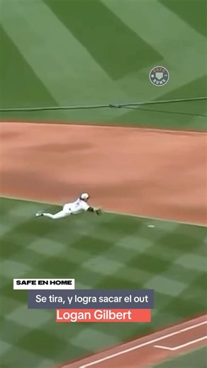 El lanzador Logan Gilbert se lazo por la pelota de manera poco usual lo que a Él le dio risa.