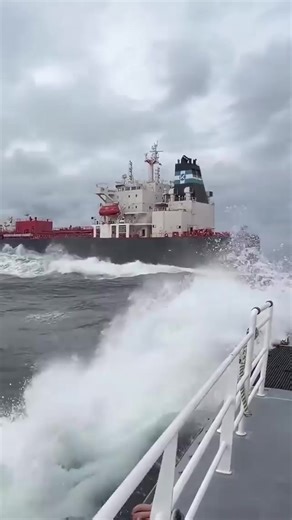 🌊 Following AEGEAN STAR in heavy seas for an underway transfer. Out here, precision is more important than strength. Would you board in this strong waves?