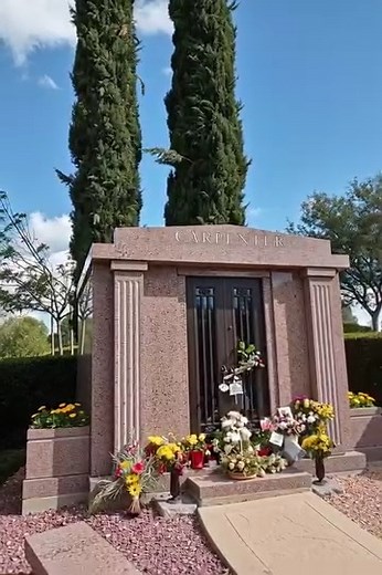 The resting place of Karen Carpenter at Valley Oaks Memorial Park in Westlake Village, California. | Hollywood Page of Death