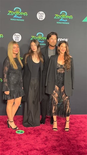 All smiles for Zootopia 2 star Jason Bateman and family on the world premiere red carpet!🦊📸 @jasonbateman @disneyanimation @disneystudios #zootopia #zootopia2 #jasonbateman | Good Morning America