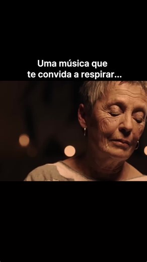 Música Erudita 🎻 on Instagram: "🌙🎶 Claude Debussy – Clair de Lune Maria João Pires - 🎹 • Clair de Lune é uma das peças mais executadas do repertório clássico, mas também uma das mais mal compreendidas. Debussy a compôs em 1890, inspirado por um poema de Verlaine, mas só a publicou 15 anos depois, em 1905, como parte da Suite Bergamasque. O título não se refere a uma lua romântica ou decorativa: é sobre a luz refletida, sobre aquilo que brilha sem fonte própria, sobre a ilusão de quietude que