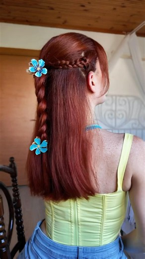 May the trend of floral hair clips never fade 🌸