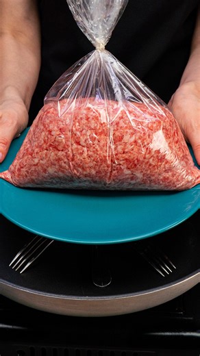 Malzemeler kıyma: 1 kg BUHAR BANYOSUNA: 7 DAK yumurta: 2 adet tereyağ: 100 g sarımsak: 15 g kırmızı dolmalık biber: 100 g soğan: 80 g patates: 100 g havuç: 100 g maydanoz: 20 g tuz: 2 g karabiber: 2 g tatlı pul biber : 3 g cheddar: 100 g sert peynir: 100 g Philadelphia peyniri: 230 g limon: 1 adet mozzarella: 200 g Bunlara ek olarak pesto Sos: 20 g hardal tohumu: 10 g bal: 10 g tuz: 2 g karabiber: 2 g acı pul biber : 1 g salatalık: 200 g kırmızı soğan: 80 g dereotu: 10 g | Cookrate - Turkey