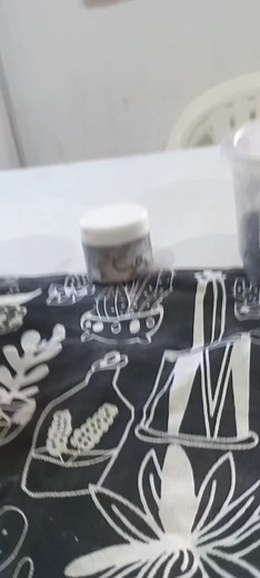 ENGOBE NEGRO (2 formas de hacerlo) 70% Arcilla APM (arcilla rosada) 20% cuarzo 10% fundente alcalino o esmalte transparente 10% de pigmento puro negro (yo uso el N 720 de D.P. colors que tiene cobalto.) Si no tenés pigmento lo podés hacer por saturación de óxidos con : 5% óxido de cobre 4% óxido de manganeso 1% óxido de cobalto 4% óxido de hierro Recomendación: ▪︎ Si los colores los haces con óxidos, morterea bastante para que quede un color homogéneo. ▪︎ una vez hecho, dejá hidratar los materia