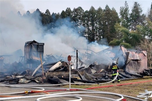 【動画あり】田上町で火災　小屋や住宅など全焼、けが人なし | 新潟日報