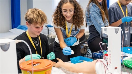 The Medicine Summer School | in London | for ages 15-18 | InvestIN