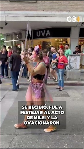 FESTEJÓ SU RECIBIDA EN EL ACTO DE MILEI 👩‍🎓